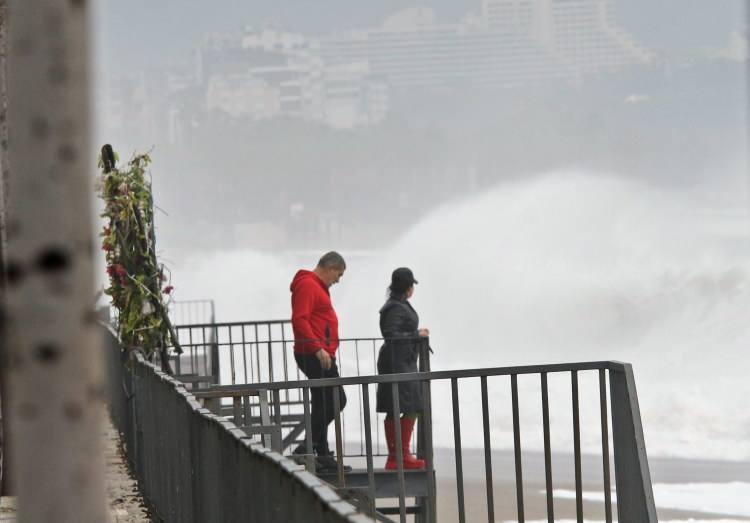 <p class="MsoNormal">&nbsp;</p>

<p class="MsoNormal">Dalgaların kıyıya vurduğu noktalarda da martıların balık avlamak i&ccedil;in s&uuml;rekli dolaştığı g&ouml;r&uuml;ld&uuml;.</p>
