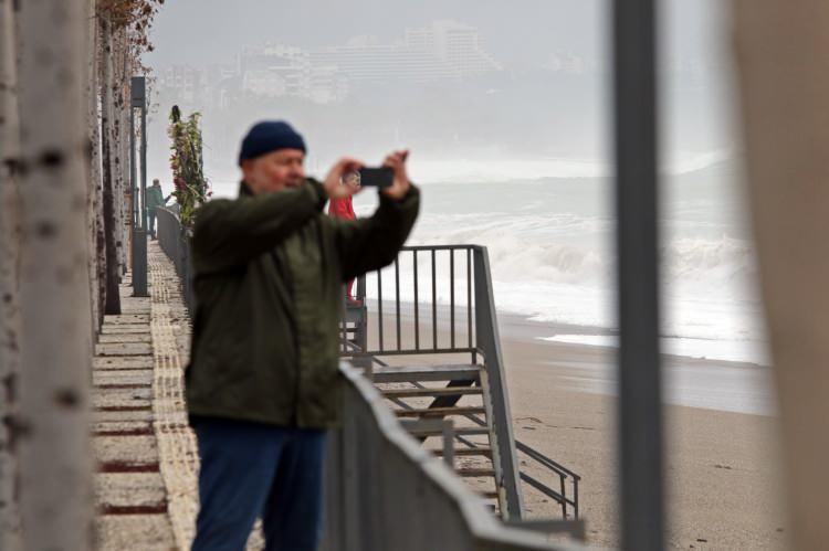 <p>Kıyı şeridine gelen vatandaşlar da, dalgaların d&ouml;vd&uuml;ğ&uuml; sahili cep telefonlarıyla g&ouml;r&uuml;nt&uuml;ledi.</p>
