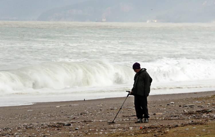 <p><span style="color:#A52A2A"><strong>DEFİNE AVCILARI DEDEKT&Ouml;RLERİNE SARILDI</strong></span></p>

<p><span style="color:#A52A2A"><strong>​</strong></span></p>

<p>Bu alanda bazı vatandaşlar sahilde dedekt&ouml;rle altın, g&uuml;m&uuml;ş ve para gibi kıymetli metal eşyaları ararken, bazıları da yine anı kaydetmek i&ccedil;in cep telefonlarına sarıldı.</p>
