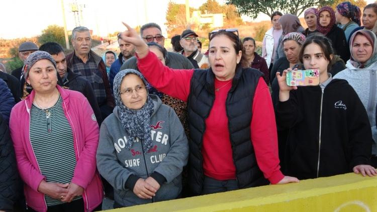 Antalya'da mahalleli yaşadıkları karşısında isyan etti: "Hırsız gibi gidiyoruz"
