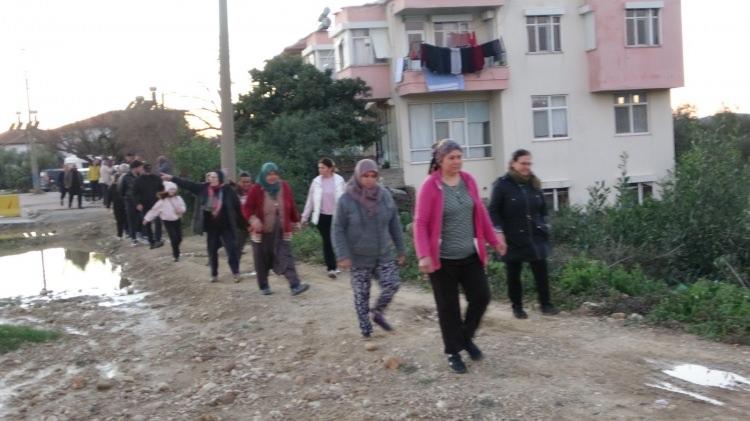Antalya'da mahalleli yaşadıkları karşısında isyan etti: "Hırsız gibi gidiyoruz"