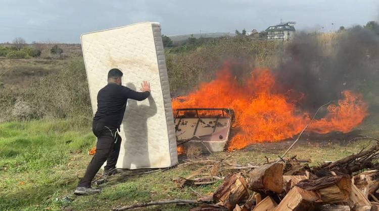 Antalya'da personele tepesi atan patron lojmandaki t&uuml;m eşyaları yaktı!