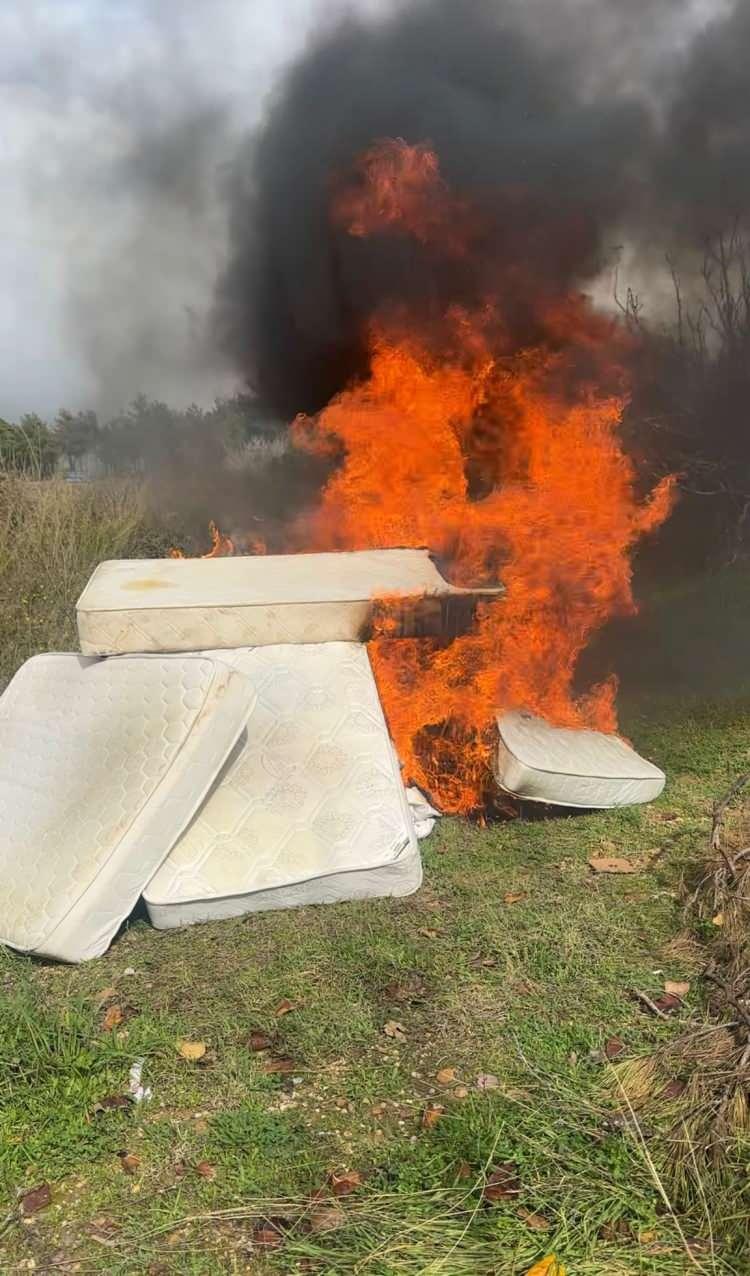 Antalya'da personele tepesi atan patron lojmandaki t&uuml;m eşyaları yaktı!