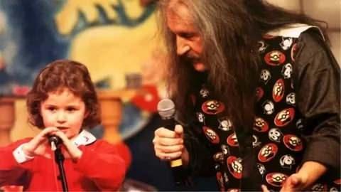 <p><strong>T&uuml;rk m&uuml;ziğinin efsane ismi, hala her notasında mest ediyor. &Ccedil;ocuklardan yaşlılara herkesin kalbinde yaşayan bir efsane olarak kalmaya devam ediyor.</strong></p>
