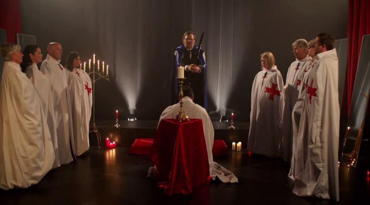 <p>Kanada ve İsvi&ccedil;re merkezli yapı, &uuml;yelerine "se&ccedil;ilmiş ruhlar" olduklarını telkin etti.</p>

<p>&Uuml;yelerinin &ccedil;oğu varlıklı eski Katoliklerdi. Y&uuml;ksek eğitimli, varlıklı kişiler hedef alındı.</p>

<p>1990'larda yaşanan toplu &ouml;l&uuml;mler, yapının kıyamet&ccedil;i ve kapalı yapısını g&ouml;zler &ouml;n&uuml;ne serdi.</p>

<p>Toplu intihar vakalarıyla dikkat &ccedil;ekti. Son toplu intiharlarında 74 kişi canına kıydı.</p>
