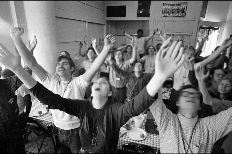 <p><span style="color:#B22222"><strong>CHILDREN OF GOD:</strong></span></p>

<p>1960'larda ortaya &ccedil;ıkan yapı, Hıristiyanlık s&ouml;ylemini kullanarak &ccedil;ocuk istismarını meşrulaştırmakla su&ccedil;landı. Bir&ccedil;ok &uuml;lkede yasaklandı, lider kadrosu yargılandı. Mağdurlar uzun s&uuml;re ağır travmalar yaşadı.</p>
