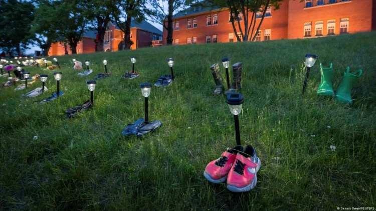 <p>Ge&ccedil;tiğimiz yıllarda Kanada'da bir&ccedil;ok farklı yatılı okulun bah&ccedil;esinde bulunan mezarlarda y&uuml;zlerce &ccedil;ocuğun cansız bedenine ulaşılmıştı.</p>

<p>&nbsp;</p>

<p>KAYNAK: TAKVİM.COM.TR</p>
