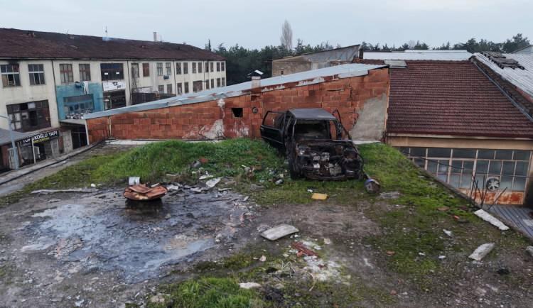 <p><span style="color:#A52A2A"><strong>&Ccedil;ATIYI KONTROL ETMEK İSTERKEN AKILALMAZ OLAY ORTAYA &Ccedil;IKTI</strong></span></p>

<p>&nbsp;</p>

<p>M&uuml;lk sahibi adına işlemleri y&uuml;r&uuml;ten Berat Ertopuz, onarım i&ccedil;in d&uuml;kkana gelerek &ccedil;atıyı kontrol etmek istedi.&nbsp;</p>
