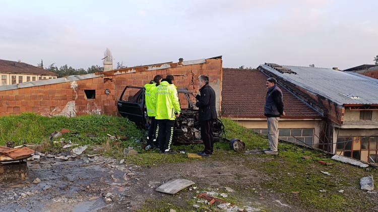 <p>İhbarla olay yerine sevk edilen polis ekipleri, hurda otomobilin motorunun şasi numarasından sahibine ulaştı.</p>
