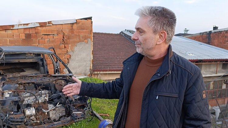 <p><span style="color:#A52A2A"><strong>"L&Uuml;TFEN ARACINIZI ALIN, BİZ DE &Ccedil;ATIMIZI ONARALIM"</strong></span></p>

<p>&nbsp;</p>

<p>Ara&ccedil; sahibi hurdaya d&ouml;nen otomobilini almak istemediğini s&ouml;ylerken, onarım i&ccedil;in &ccedil;ıktığı &ccedil;atıda aracı g&ouml;r&uuml;nce b&uuml;y&uuml;k şaşkınlık yaşadığını belirten Berat Ertopuz, <strong><em>"Bu m&uuml;lk sahibinin halasının oğluyum. Kendisi İstanbul&rsquo;da yaşıyor, kiracılarla ilgili işleri ben y&uuml;r&uuml;t&uuml;yorum. Bina eski olduğu i&ccedil;in &ccedil;atı yapma kararı aldık. &Ccedil;atıya &ccedil;ıktığımızda 30-35 yıllık bir ara&ccedil;la karşılaştık. Komşularla yaptığımız g&ouml;r&uuml;şmelerde aracın yan taraftaki bir tamirciye getirildiğini, yaşanan anlaşmazlık sonrası &ouml;nce kendi &ccedil;atısına, daha sonra da bizim &ccedil;atımıza alındığını &ouml;ğrendik. Ara&ccedil; buradan kaldırılmadan &ccedil;atı yapmamız m&uuml;mk&uuml;n değil. Emniyete başvurduk, trafik ekipleri geldi ancak konunun polis merkezinde &ccedil;&ouml;z&uuml;lmesi gerektiği s&ouml;ylendi. Ara&ccedil; sahibine buradan sesleniyorum, l&uuml;tfen aracınızı alın biz de &ccedil;atımızı onaralım."</em></strong> diye konuştu.&nbsp;</p>
