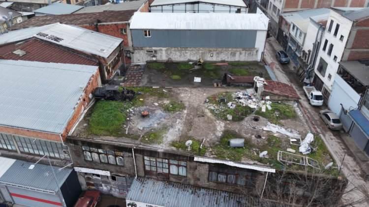 <p>İki katlı d&uuml;kkanın teras şeklindeki &ccedil;atısına &ccedil;ıkan Ertopuz, burada hurda bir otomobille karşılaşınca durumu polis ekiplerine bildirdi.&nbsp;</p>
