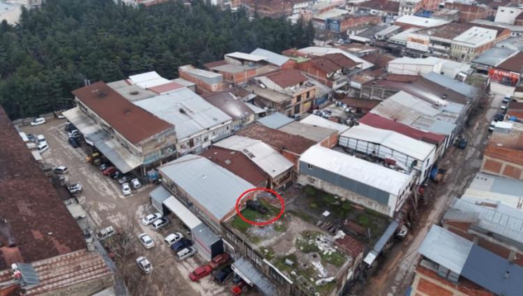 <p><span style="color:#A52A2A"><strong>&Ccedil;EKİCİ İLE &Ouml;NCE KENDİ &Ccedil;ATISINA SONRA KOMŞU D&Uuml;KKANIN &Ccedil;ATISINA TAŞIMIŞ&nbsp;</strong></span></p>

<p>&nbsp;</p>

<p>S&ouml;z konusu iş yerinin bitişiğinde bulunan kaportacıya 20 yıl &ouml;nce tamir i&ccedil;in getirilen otomobilin, ara&ccedil; sahibi ile kaporta ustası arasında &ccedil;ıkan anlaşmazlık sonucu teslim alınmadığı ve konunun yargıya taşındığı, kaporta ustasının, arızalı aracı &ccedil;ekiciyle kendi iş yerinin &ccedil;atısına koyduğu, ilerleyen yıllarda da &ccedil;atı onarımı sırasında bitişikte bulunan mevcut iş yerinin &ccedil;atısına taşıttığı &ouml;ğrenildi.</p>
