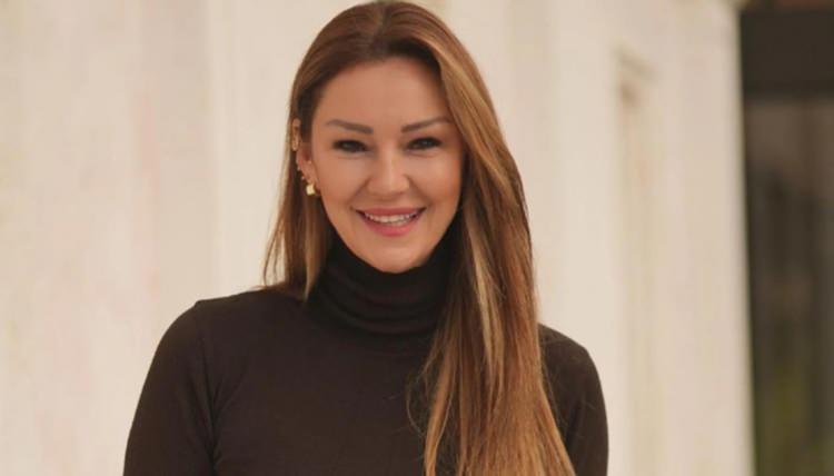 <p><span style="color:#FF0000"><strong>PINAR ALTUĞ'DAN YORUM GELDİ: BEN KAPATMIYORUM!</strong></span></p>

<p><strong>&Ouml;nceki g&uuml;n objektiflere yansıyan oyuncu Pınar Altuğ, s&ouml;z konusu tartışmaya dahil oldu. "İnsanların acılarını nasıl yaşayacaklarına karışmamak lazım" diyen Altuğ, &Ccedil;ağlayan'ın a&ccedil;ıklamalarına katılmadığını ifade etti.</strong></p>
