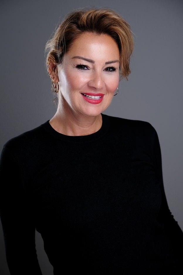 <p><strong>Altuğ, konuda dair şu yorumlarda bulundu:</strong></p>

<p><strong>"Allah ile kul arasına girilmez. İnsanların acılarını nasıl yaşayacaklarına karışmamak lazım. Ben kendime karıştırmıyorum. Armağan &ouml;yle s&ouml;ylemek istemiş ama caminin i&ccedil;ine girerken başınızı kapatmalısınız ama avlu i&ccedil;in aynı sert kuralların ge&ccedil;erli olmasına karışmıyorum. Ben genelde cenazede başını kapatmayanlardanım bunu inat olsun diye yapmıyorum b&ouml;yle d&uuml;ş&uuml;n&uuml;yorum. Kapatana da saygım var kapatmayana da..."</strong></p>
