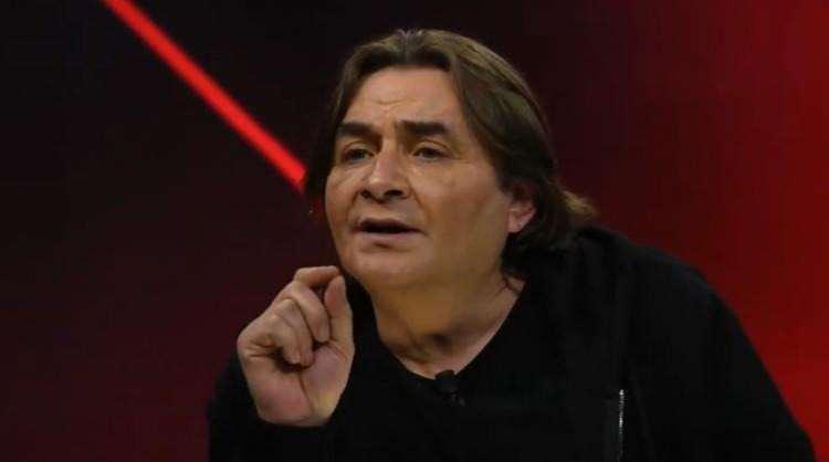 <p><strong>Duruma tepki g&ouml;steren &uuml;nl&uuml; televizyoncu ve yapımcı Armağan &Ccedil;ağlayan, kutsal mekanların ortak bir saygı alanı olduğuna vurgu yaparak ş&ouml;yle konuşmuştu:</strong></p>

<p><strong>"Cami avlusuna girerken İslam dininin kuralları neyi gerektiriyorsa, onu yerine getirmeliyiz.&nbsp;</strong></p>
