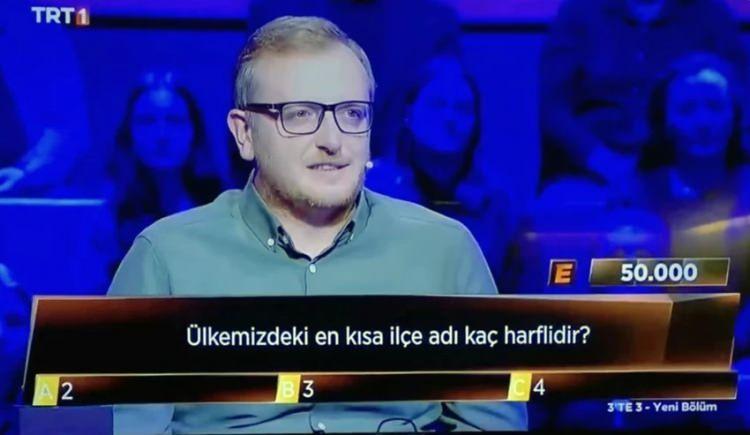 <p><strong>TRT 1 ekranlarının sevilen bilgi yarışması 3'te 3 'e katılan Niyazi Ofluoğlu, yarışma sırasında takıldığı bir soruda hem st&uuml;dyodaki hem de ekran başındaki izleyicilere eğlenceli anlar yaşattı.</strong></p>
