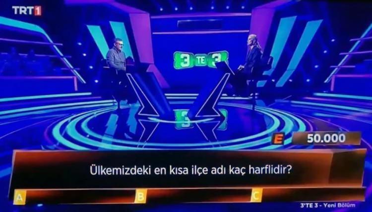 <p><strong>Niyazi Ofluoğlu'na y&ouml;neltilen "&Uuml;lkemizde en kısa il&ccedil;e ismi ka&ccedil; harflidir?" sorusu yarışmacıyı bir hayli zorladı.</strong></p>
