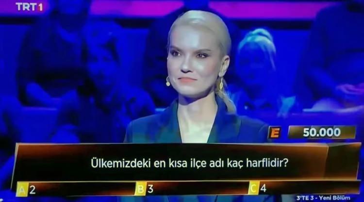 <p><span style="color:#B22222"><strong>PELİN &Ccedil;İFT'TEN İPUCU</strong></span></p>

<p><strong>Sunucu &Ccedil;ift'in yarışmacıya sorunun a&ccedil;ılmasından itibaren s&uuml;rekli olarak "Niyazi Ofluoğlu" şeklinde hitap etmesi ve Trabzon'un "Of" il&ccedil;esine vurgu yapmak istemesi seyirciler arasında g&uuml;l&uuml;şmelere neden oldu.</strong></p>
