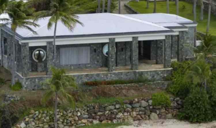 <p><span style="color:#B22222"><strong>İŞ&Ccedil;İ KOLTUĞU, KARA TAHTA VE MASKELER DEHŞETE D&Uuml;Ş&Uuml;RD&Uuml;</strong></span></p>
