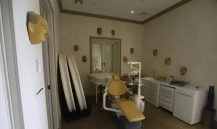 <p>G&ouml;rsellerden birinde diş kliniklerinde kullanılan muayene sandalyesinin yer alması dehşet d&uuml;ş&uuml;rd&uuml;. Bir diğer g&ouml;rselde ise bir telefon ekranında "NY Office", "Rich Office", "Mike Cell", "Patrick Cell" gibi &ccedil;eşitli etiketlerin bulunduğu dikkat &ccedil;ekti.</p>
