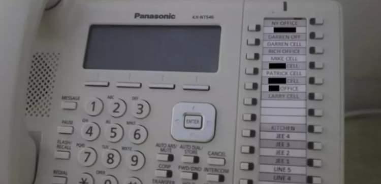 <p>Başka bir odada ise &uuml;zerinde "ger&ccedil;ek", "aldatma", "g&uuml;&ccedil;" gibi kelimelerin yazıldığı bir kara tahta g&ouml;r&uuml;l&uuml;yor.&nbsp;</p>
