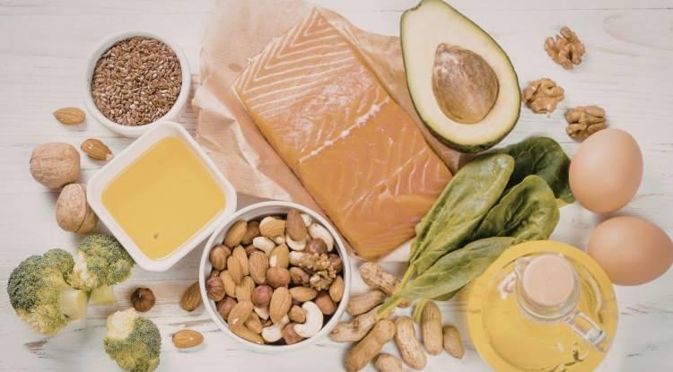 <p><span style="color:#FF0000"><strong>SAĞLIKLI YAĞLARA ŞANS VERİN</strong></span></p>

<p><strong>Nemli, ışıl ışıl bir cilt i&ccedil;in en &ouml;nemli adımlardan biri de sağlıklı yağların beslenme rutininde yer almasıyla başlıyor. Omega-3 yağ asitleri bakımından zengin somon ve sardalya gibi yağlı balıklar, bu noktada&nbsp; cilt bariyerini g&uuml;&ccedil;lendirerek kuruluk ve hassasiyet sorunlarını geride bırakmaya olanak tanır.</strong></p>
