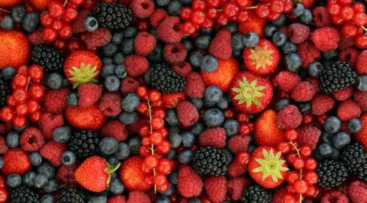 <p><strong>Antioksidan zengini meyveler arasında yer alan yaban mersini, &ccedil;ilek, nar ve elma da mutlaka cilt bakım rutini i&ccedil;in t&uuml;ketilmeli.</strong></p>
