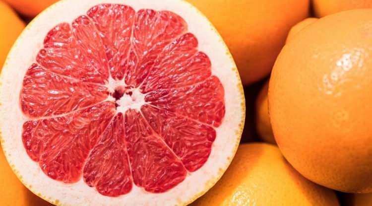 <p><span style="color:#FF0000"><strong>MEYVELERİ UNUTMAYIN!</strong></span></p>

<p><strong>Tıpkı sebzeler gibi meyvelerin de cilt sağlığında g&uuml;&ccedil;l&uuml; bir etkiye sahip olduğunu s&ouml;ylemek m&uuml;mk&uuml;n. C vitamini a&ccedil;ısından zengin olan kivi, iyi bir antioksidan kaynağıdır ve cildi UV hasarına karşı koruyabilir. Aynı şekilde C vitamini a&ccedil;ısından zengin olan greyfurt, cilt h&uuml;crelerini koruyarak cildi zararlı g&uuml;neş ışınlarına karşı g&uuml;&ccedil;l&uuml; kılabilir.</strong></p>
