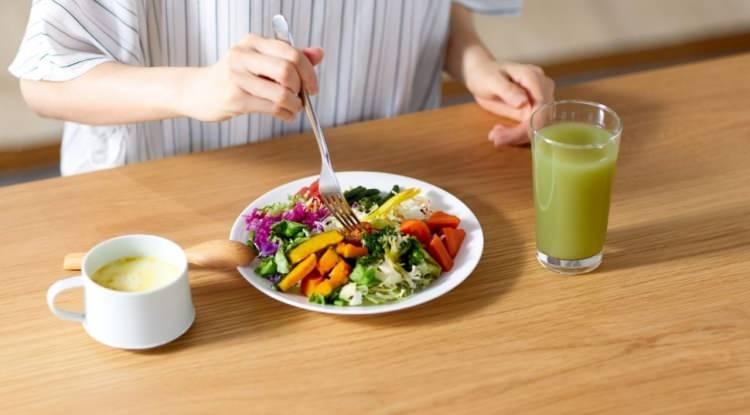 <p><strong>Son d&ouml;nemlerde sosyal medyada viral olan 'cilt bakımımı yiyorum' trendi, g&uuml;zel cildin sırrının besinlerde gizli olduğunu ortaya koyuyor.</strong></p>
