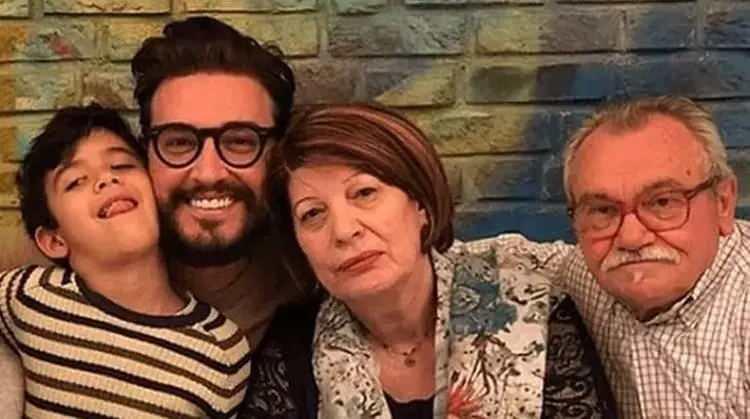 <p><span style="color:#0000CD"><strong>SON KEZ FACETİME G&Ouml;R&Uuml;ŞT&Uuml;LER</strong></span></p>

<p><strong>&Uuml;nl&uuml; şef,<span style="color:#0000CD"> "Babamın nefes almakta &ccedil;ok zorlandığını g&ouml;r&uuml;yorduk, sanki koşuyormuş gibi&hellip; Bu, bizi derinden etkiledi"</span> dedi.</strong></p>
