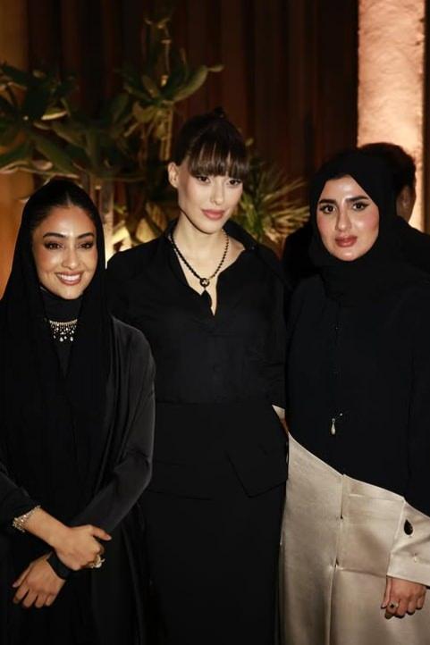 <p><strong>Kraliyet ailesi &uuml;yelerinin de davetli olduğu gecede marka ile yeni bir anlaşmaya imza attı.</strong></p>
