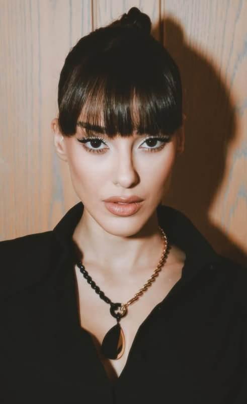 <p><strong>Bu g&ouml;rkemli gecede boy g&ouml;steren Dilan &Ccedil;i&ccedil;ek Deniz, bu sefer tarzıyla değil, y&uuml;z&uuml;ndeki değişimle sosyal medya kullanıcılarının dikkatinden&nbsp; ka&ccedil;madı.</strong></p>
