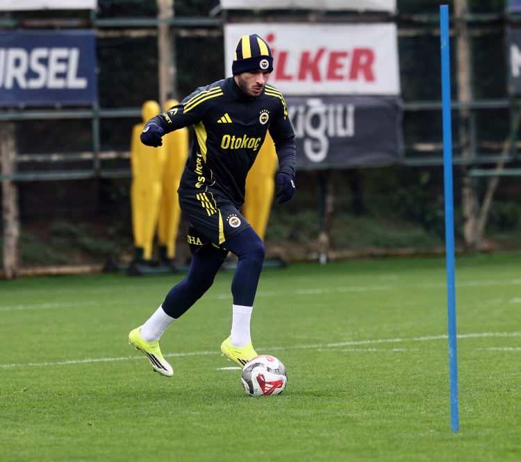 <p>Trabzonspor y&ouml;netimi, Fenerbah&ccedil;e'nin 25 yaşındaki sol kanadını 'Gel direkt ilk 11'de oyna' teklifi ile ikna etmeye &ccedil;alışıyor. Oğuz Aydın i&ccedil;in Fırtına &ccedil;ok ısrarcı. (FOTOMA&Ccedil;)</p>
