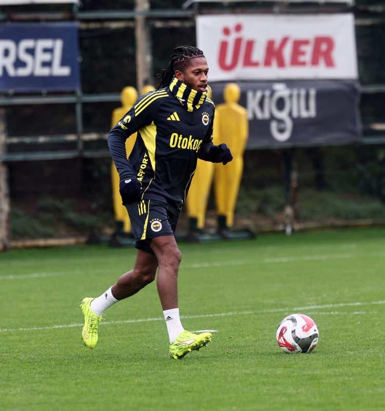<p>Fenerbah&ccedil;e'nin Brezilyalı orta saha oyuncusu Fred'in yeni talibi Flamengo oldu. Brezilya ekibi, oyuncunun menajeriyle irtibata ge&ccedil;ti ve bilgi aldı. (FOTOMA&Ccedil;)</p>
