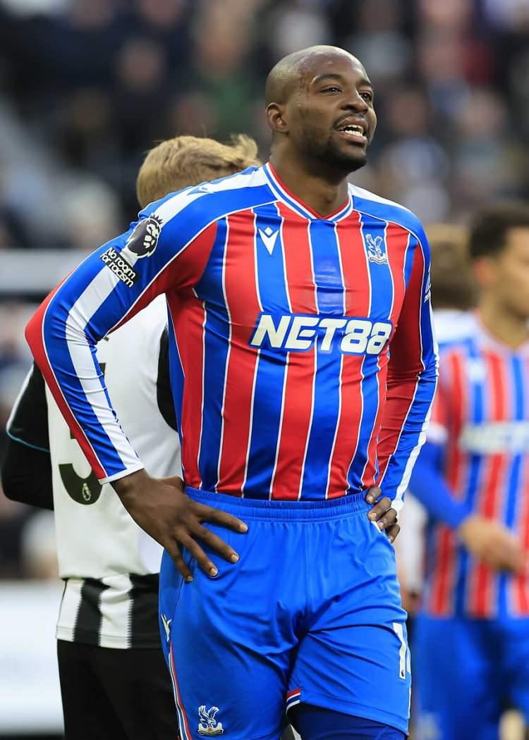 <p>Milan, 35 milyon euroya kadrosuna katmak i&ccedil;in anlaştığı Jean-Philippe Mateta'dan dizinde sorun olduğu gerek&ccedil;esiyle son anda vazge&ccedil;ti. 50 milyon euroya Larsen'i transfer eden Cyrstal Palace, Milan'ın bu kararına tepki g&ouml;sterirken, Avrupa'da transfer d&ouml;neminin kapanması nedeniyle Mateta tam anlamıyla ellerinde kaldı. Fenerbah&ccedil;e daha &ouml;nce bir&ccedil;ok kez girişimde bulunduğu 28 yaşındaki golc&uuml; i&ccedil;in &ccedil;ok avantajlı bir konumda. (FANATİK)</p>
