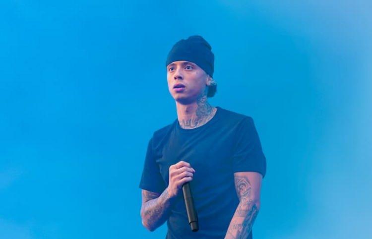 <p><strong>Kısa bir s&uuml;re &ouml;nce sosyal medya hesabından canlı yayın a&ccedil;an &uuml;nl&uuml; rap yıldızı, hayatında yeni bir d&ouml;neme adım attığının m&uuml;jdesini verdi. Ger&ccedil;ek adı Oakley Neil Caesar-Su olan sanat&ccedil;ı, İslam dinini se&ccedil;tiğini s&ouml;yleyerek canlı yayında Kelime-i Şehadet getirdi.</strong></p>
