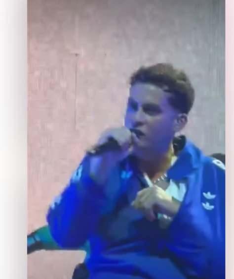 <p>Gen&ccedil; rap&ccedil;i teknik ekip tarafından ayağa kaldırılırken, d&uuml;şmenin sonucuyla omzunun &ccedil;ıktığı ve v&uuml;cudunun yan kısımlarında morluk oluştuğu &ouml;ğrenildi.</p>

<p>&nbsp;</p>
