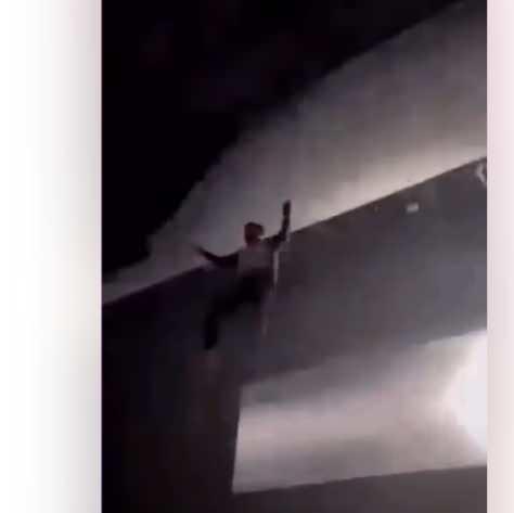 <p>Kazanın ardından kısa s&uuml;re yerde kalan Delaossa, salondaki izleyiciler arasında paniğe neden oldu.&nbsp;</p>
