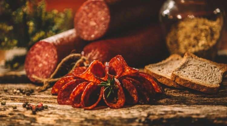 <p>D&uuml;nyanın en pop&uuml;ler ve en prestijli platformu TasteAtlas, "D&uuml;nyanın En İyi 10 Şark&uuml;teri &Uuml;r&uuml;n&uuml;" listesini yayımladı. Lezzet eleştirmenlerinin değerlendirmeleri ve oylamalarla hazırlanan listede T&uuml;rkiye'den bir lezzet ilk 3'e yerleşerek damga vurdu.</p>
