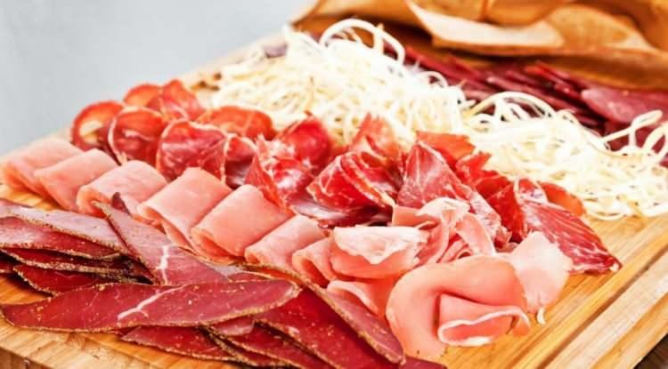 <p>Y&uuml;zlerce lezzetin kıyasıya yarıştığı listede en dikkat &ccedil;eken detay ise Afyonkarahisar'ın geleneksel y&ouml;ntemlerle hazırlanan ve kendine has baharat dengesiyle damak &ccedil;atlatan lezzeti oldu.</p>
