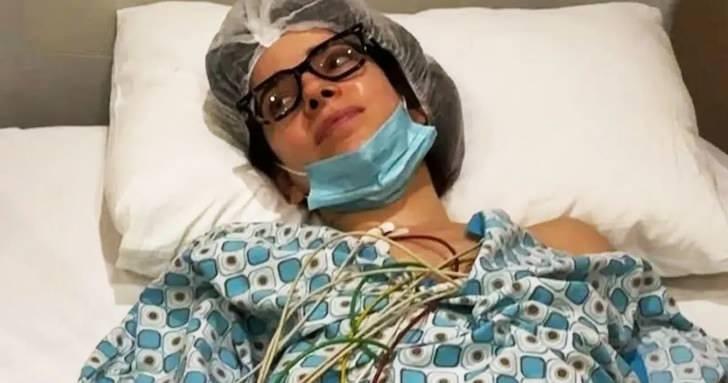 <p><span style="color:#FF0000"><strong>"Tam bir sene &ouml;nce kalbimden bir ameliyat ge&ccedil;irdim.Tam babamın &ouml;ld&uuml;ğ&uuml; g&uuml;n, tam ameliyat olacağım g&uuml;n hastaneden apar topar &ccedil;ıktım ve sonra tekrar hastaneye geri d&ouml;nd&uuml;m.&nbsp; Ge&ccedil;irdiğim ameliyat bir ablasyon ameliyatıydı. Ablasyon, kalpteki ritim bozukluğunu d&uuml;zeltmek i&ccedil;in yapılan bir işlem; yani kalbin yapısıyla değil, elektrik sistemiyle ilgili.</strong></span></p>
