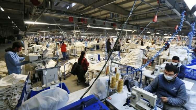 <p><strong>İMALAT VE KONFEKSİYON İSTİHDAMDA PAYINI KORUYOR</strong></p>

<p>Konfeksiyon iş&ccedil;ileri ile diğer imalat ve ilgili iş&ccedil;iler (elle yapılan işler) de ilk 10 meslek arasında yer aldı. Bu alanlarda a&ccedil;ık iş sayıları ile işe yerleştirmeler arasındaki farkın sınırlı olması, imalat sekt&ouml;r&uuml;nde istihdamın g&ouml;rece dengeli seyrettiğini ortaya koydu.</p>
