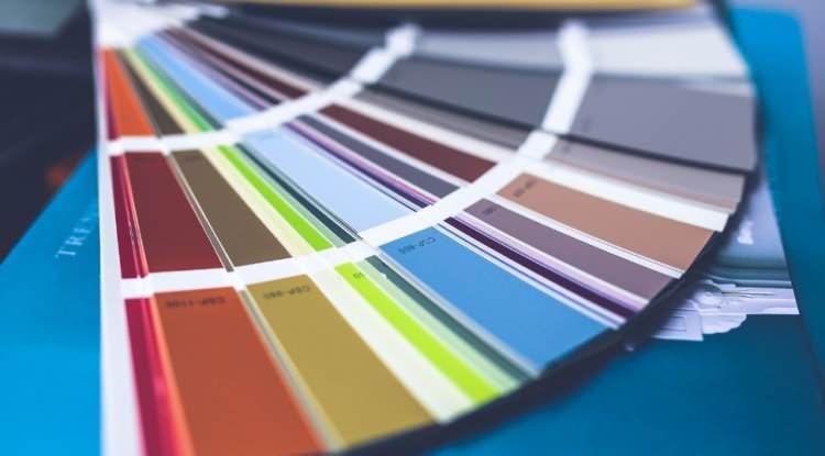 <p><strong>G&uuml;nl&uuml;k yaşantımıza dair her detay, aslında psikolojimiz ve ruh halimiz hakkında &ccedil;ok &ouml;nemli ipu&ccedil;larını g&ouml;zler &ouml;n&uuml;ne seriyor. Tercihlerimizin altında yatan gizli sebepler, &ccedil;oğu zaman şaşırtıcı sonu&ccedil;lar da sunuyor. Tıpkı sevdiğimiz renkler gibi...</strong></p>
