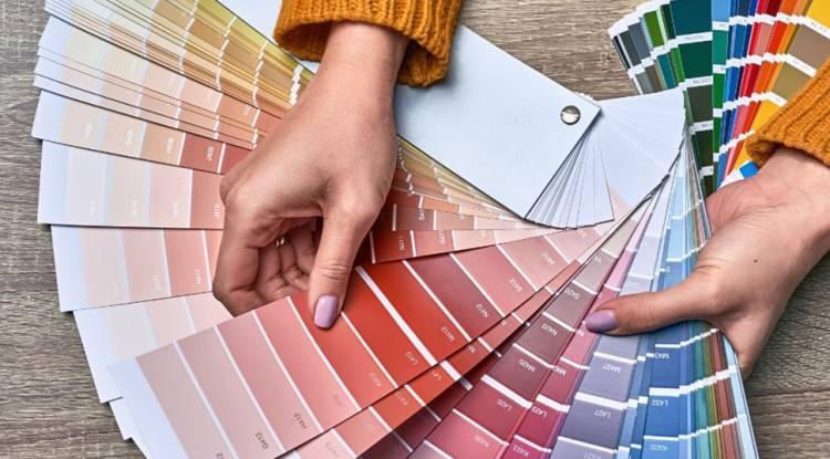 <p><span style="color:#B22222"><em><strong>Birine "En sevdiğin renk nedir?" sorusunu y&ouml;nelttiğinizde kişisel zevklerinden &ccedil;ok daha fazla bir bilgiye ulaşabileceğinizi biliyor muydunuz? Uzmanlara g&ouml;re; renk se&ccedil;imlerimiz i&ccedil; d&uuml;nyamıza ve psikolojimize dair &ccedil;ok &ouml;nemli detayları ortaya &ccedil;ıkarıyor. &Ouml;zellikle depresyonun yansımasını dolaylı bir şekilde g&ouml;steren renkler hakkında bilmeniz gerekenler...</strong></em></span></p>
