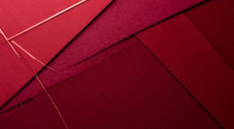 <p><span style="color:#FF0000"><strong>BORDO</strong></span></p>

<p><strong>Yapılan son araştırmalarda, depresyonda ya da depresyona eğilimli kişilerin en sık tercih ettiği renklerin başında "bordo" geliyor. İ&ccedil;sel gerilim ve bastırılmış &ouml;fke ile ilişkilendirilen bordo, depresyon eğilimi ile ilişkilendirilebiliyor.</strong></p>
