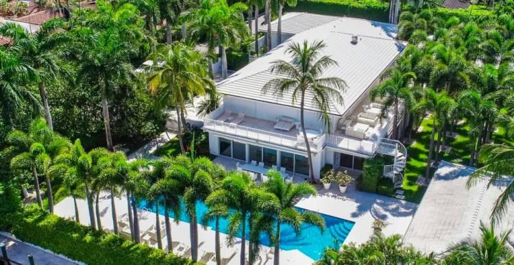 <p><strong><span style="color:#B22222">PALM BEACH MALİK&Acirc;NESİ&nbsp; (Florida)&nbsp; </span>|&nbsp; 22 MİLYON DOLAR</strong></p>

<p>&nbsp;</p>

<p>6 yatak odalı ana ev, personel evi ve havuz evi. G&ouml;l manzaralı.</p>
