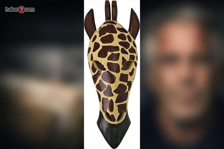 <p><span style="color:#B22222"><strong>ZURAFA MASKESİ&nbsp;</strong></span><strong> |&nbsp; 115 DOLAR</strong></p>
