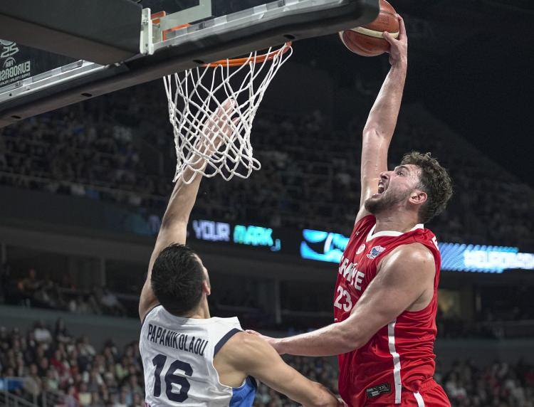 <p>"Spor" kategorisinde ise Esra Bilgin'in FIBA Erkekler Avrupa Şampiyonası yarı final ma&ccedil;ında Yunanistan ile T&uuml;rkiye arasındaki karşılaşmada milli oyuncu Alperen Şeng&uuml;n'&uuml;n yer aldığı "Alperen" başlıklı fotoğrafına oy verdi.</p>

<p>&nbsp;</p>
