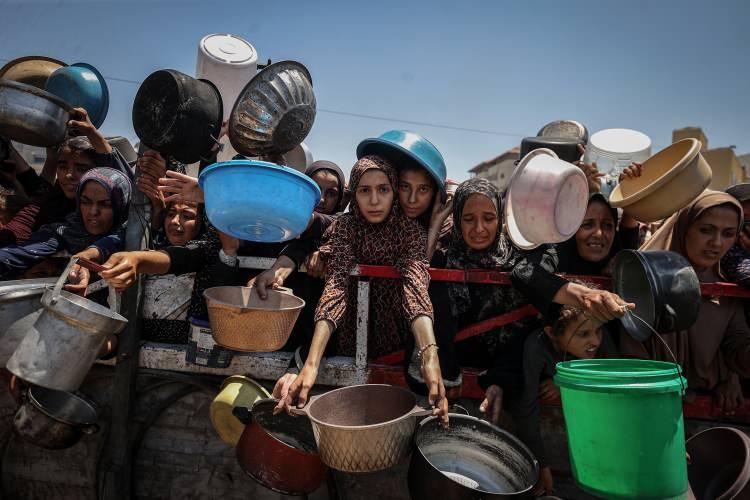 <p><span style="color:#B22222"><strong>BM GENEL KURULU'NDA G&Ouml;STERDİĞİ FOTOĞRAFA OY VERDİ</strong></span></p>

<p>&nbsp;</p>

<p>Erdoğan'ın, "Gazze: A&ccedil;lık" kategorisindeki tercihi, Cumhurbaşkanlığı K&uuml;lt&uuml;r ve Sanat B&uuml;y&uuml;k &Ouml;d&uuml;lleri'nin fotoğraf kategorisinde &ouml;d&uuml;le layık g&ouml;r&uuml;len Ali Jadallah'ın Gazze'de a&ccedil;lıkla m&uuml;cadele eden Filistinlilere, yemek dağıtılan anları g&ouml;steren fotoğrafı oldu.</p>

<p>&nbsp;</p>
