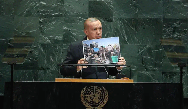 <p>Cumhurbaşkanı Erdoğan, Birleşmiş Milletler (BM) 80. Genel Kurulu'nda, İsrail'in Gazze'deki soykırımını Anadolu Ajansı (AA) foto muhabirlerinin &ccedil;ektiği fotoğraflarla d&uuml;nya kamuoyuna anlatmış ve Ali Jadallah'ın &ccedil;ektiği fotoğrafı da g&ouml;stermişti.</p>

<p>&nbsp;</p>
